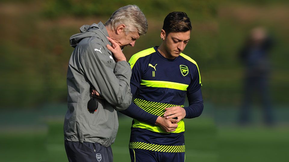 Arsene Wenger menilai Arsenal di bawah asuhan Mikel Arteta saat ini menyia-nyiakan talenta unik yang dimiliki Mesut Ozil. Copyright: © MacFarlane/Arsenal FC via Getty Images